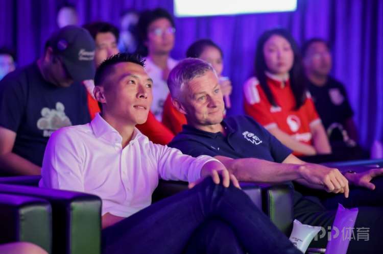 于大宝晒与索尔斯克亚合照：在上海度过美好的周末